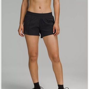 Lululemon Hotty Hot Low-Rise Lined Short 4" in black size 6